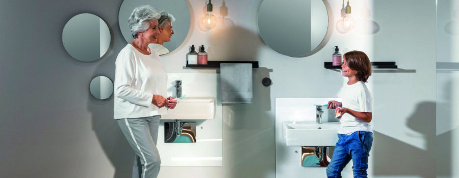 Foto von einem Badezimmer mit einer älteren und jüngeren Person.