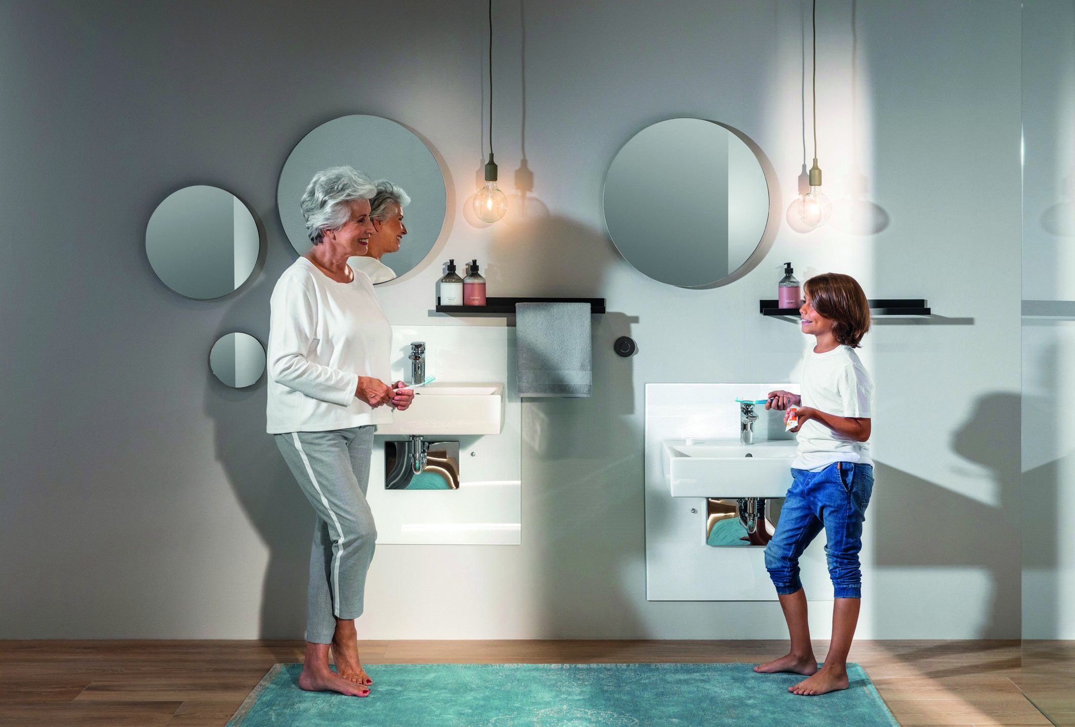 Foto von einem Badezimmer mit einer älteren und jüngeren Person.