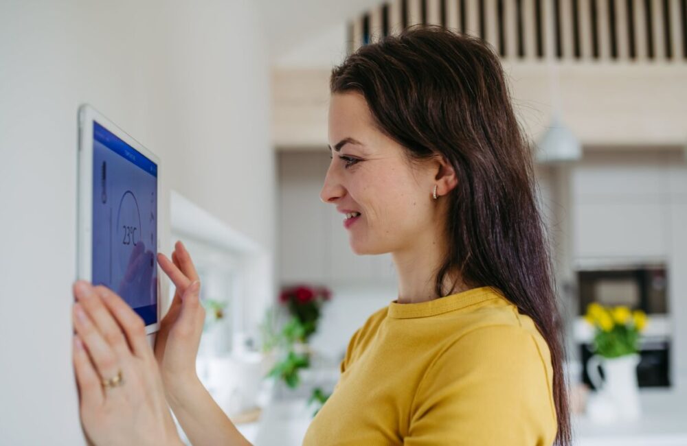 VDI gibt Praxistipps zum Heizkostensparen (Bild: Halfpoint Images via Getty)