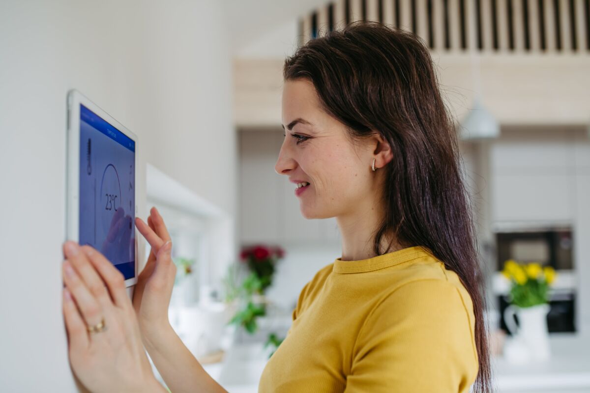 VDI gibt Praxistipps zum Heizkostensparen (Bild: Halfpoint Images via Getty)